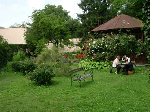 Garten mit Pavillion