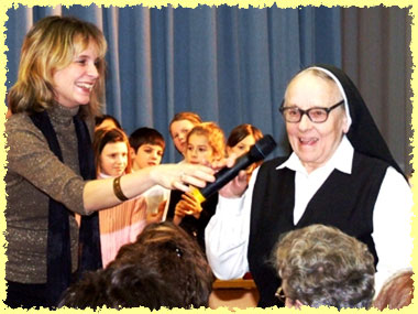 Fr. Triml mit Sr. Magdalena, einer ehemaligen Direktorin!